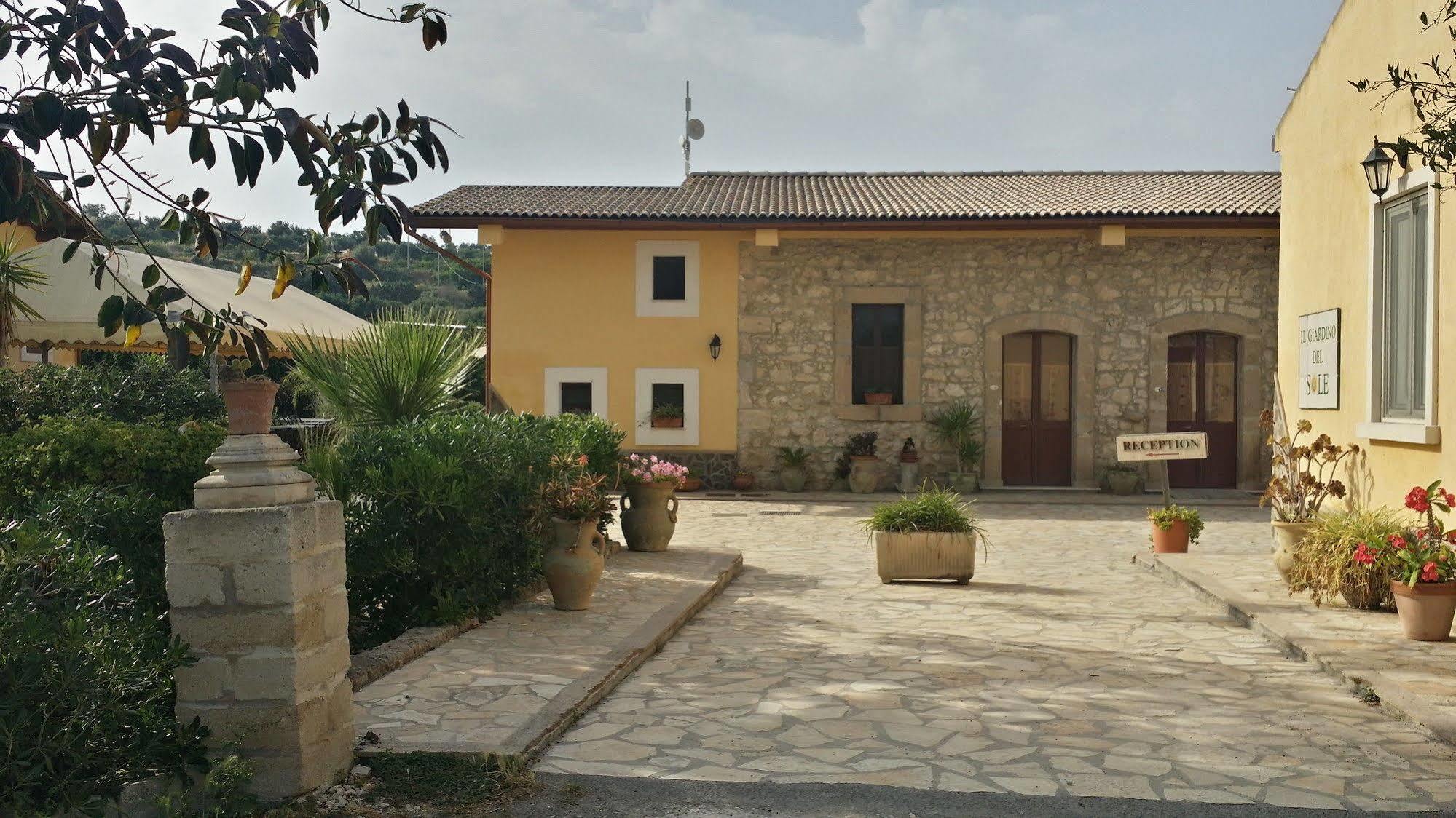 Il Giardino Del Sole Villa Agnone Bagni Luaran gambar